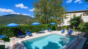 Bazén v ubytování Acquanera 6&2 by Marche Holiday Villas nebo v jeho okolí