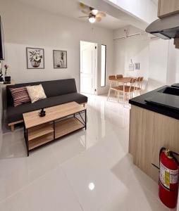 ein Wohnzimmer mit Sofa und Tisch in der Unterkunft Peaceful Panglao Escape for Families & Couples in Dao + 29 Fotos