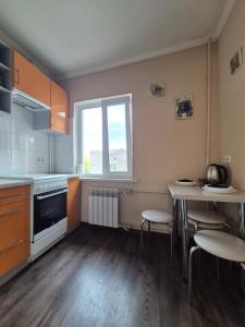 敖德萨Frantsuzky Bulvar 22А, клиника Филатова的带桌椅和窗户的厨房