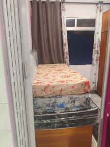 Kit do Rei - Boqueirão في برايا جراندي: سرير فوق خزانة في غرفة