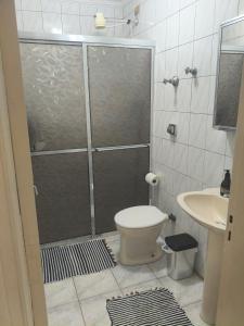 Kit do Rei - Boqueirão في برايا جراندي: حمام مع دش ومرحاض ومغسلة