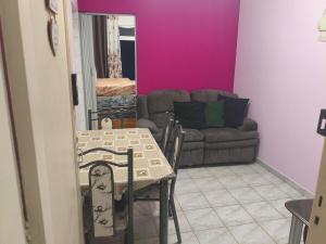 Kit do Rei - Boqueirão في برايا جراندي: غرفة طعام مع طاولة وأريكة +10 صور