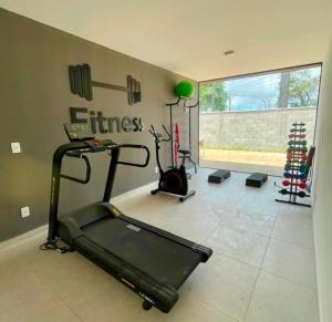 un gimnasio con dos bicicletas estáticas y una cinta de correr en Apartamento 303, en João Pessoa