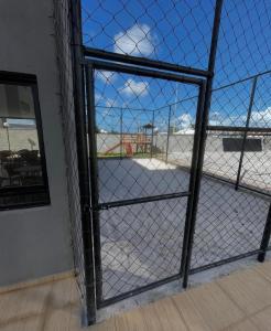 una puerta abierta con vistas a un aparcamiento en Apartamento 303, en João Pessoa