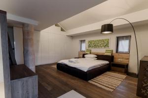 Un dormitorio con una cama y una mesa en una habitación. en Gosteria Hata PODOPRYGORA, en Obukhivka