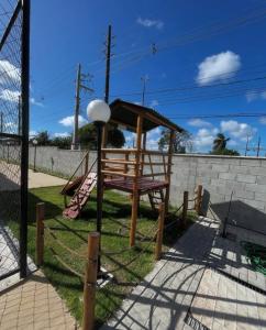 un parque infantil con banco y columpio en Apartamento 303, en João Pessoa
