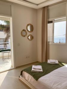 イムスワンにあるLa villa Blancheのベッドとタオル2枚のある寝室