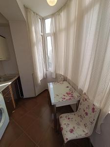 バクーにあるEntire rental unit in Baku, Whole Apartment 85m2のテーブルと椅子と窓のある部屋