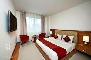 Una habitación de hotel con una cama grande y una ventana. en Boutique Hotel Almate - Near Delhi Airport With - free Airport Pickup, en Nueva Delhi 16 fotos más