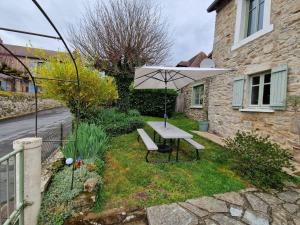 Gallery image of Cozy small house in Le Chalard