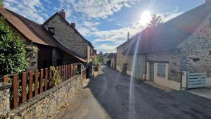 Le ChalardにあるCozy small houseの建物から水道ホースが出ている通り +13枚の写真
