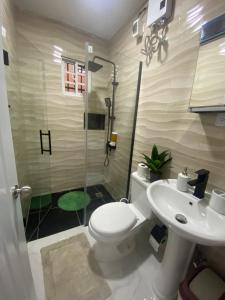 ein Badezimmer mit Toilette, Waschbecken und Dusche in der Unterkunft apartamento moderno lo mejor de Santiago in Santiago de los Caballeros