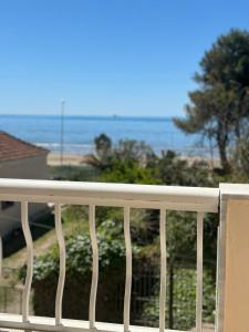 un balcón con vista al mar en ApartHotel Sea & Back view studios, en Durrës