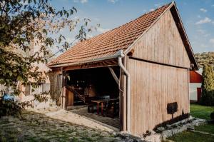 a wooden barn with a table inside of it at Tulipános Vendégház in Szőlősardó