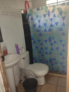 un baño con inodoro y lavabo en Casa Jaragua, en Barra de Santiago