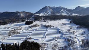 木島平村にあるKijimaBase - Base 1の雪上スキー場の空中ビュー