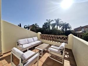 En balkon eller terrasse på SR Torremar precioso chalé con jardín