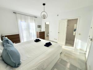 En eller flere senge i et værelse på SR Torremar precioso chalé con jardín + 39 billeder