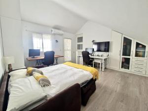 Et tv og/eller underholdning på SR Torremar precioso chalé con jardín