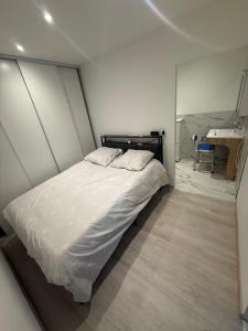 a small bedroom with a bed in a room at Évasion détente in Étouars