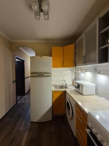 敖德萨Frantsuzky Bulvar 22А, клиника Филатова的配有白色冰箱和水槽的厨房 更多7张照片