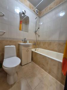 敖德萨Frantsuzky Bulvar 22А, клиника Филатова的带马桶、水槽和浴缸的浴室