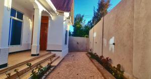 een veranda van een huis met planten erop bij Malkia Apartment in Kibigija