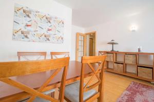 Un comedor con una mesa y sillas y un cuadro. en 1-minute walk to the Metro and 2 to the Supermarket, en Lisboa