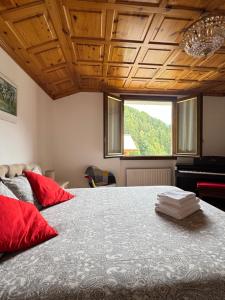 Un pat sau paturi într-o cameră la Stelvio House Bormio -wonderful view slope front +38 fotografii