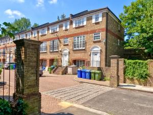 a brick building with trash cans in front of it at Stunning 3Bed 2bath family home with Garden in London