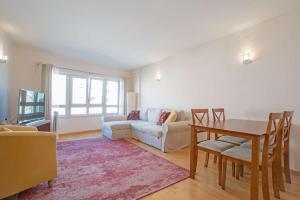sala de estar con mesa, sofá y comedor en 1-minute walk to the Metro and 2 to the Supermarket, en Lisboa