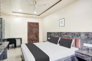 a bedroom with a bed and a desk at Hotel O SWEDHA HOTEL in Hazārībāg +23 photos
