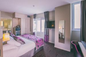 une chambre d'hôtel avec un lit et une fenêtre dans l'établissement Best Western Plus Richelieu, à Limoges