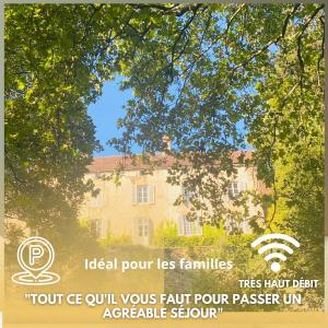 ein Schild vor einem Haus mit einem Baum in der Unterkunft Maison de famille Jacqueline in Vitteaux