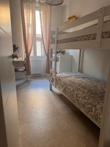 Un dormitorio con una litera y un escritorio. en Appartement cosy à Toulon, en Toulon 16 fotos más