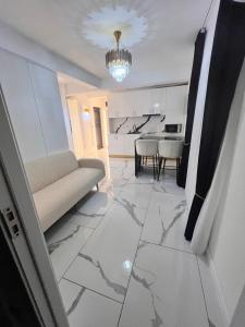 a living room with a couch and a table at Apartamentul de lux in Satu Mare