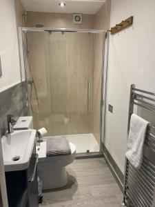 Koupelna v ubytování POPPY LUXURY LODGE Sleeps 8 at Fairview Farm, Ravenshead, Nottingham Near Sherwood Forest, Dog Friendly, Farm Stay great for wedding groups, families, Hen Do's, friends gatherings with amazing views + 93 fotografií