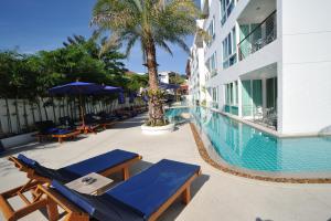 Bazén v ubytování The Palms, Kamala Beach - SHA Extra Plus nebo v jeho okolí