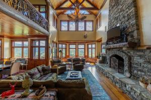 una gran sala de estar con una gran chimenea de piedra. en Overlook Estate in The Farm, en Banner Elk