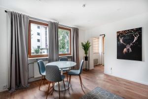 Un comedor con mesa y sillas en Kathihomes Zentral, en Villingen-Schwenningen
