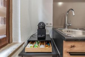 Un teléfono sobre un mostrador junto a un fregadero. en Kathihomes Zentral, en Villingen-Schwenningen 28 fotos más