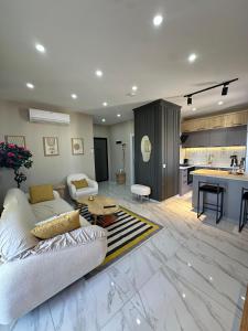 ErdemliにあるStylish Loft Apartment with Private Terraceのソファとキッチンのあるリビングルーム