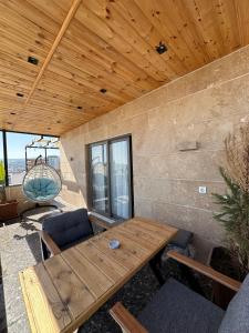 ErdemliにあるStylish Loft Apartment with Private Terraceのパティオにある木製のテーブルと椅子