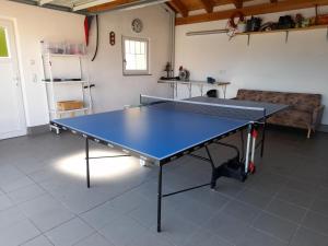 une table de ping-pong au milieu d'une pièce dans l'établissement Ferienhaus Fuchs, à Neukirchen vorm Wald