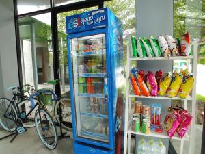 在罗勇胡德里斯酒店内部或周边骑自行车