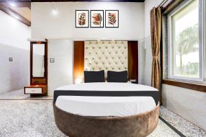 Krevet ili kreveti u jedinici u okviru objekta Hotel O Saraswati Resort