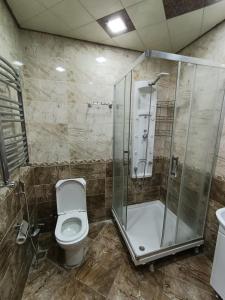 バクーにあるEntire rental unit in Baku, Whole Apartment 85m2のトイレとシャワー付きのバスルーム