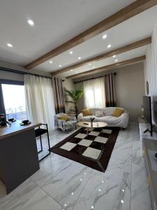 ErdemliにあるStylish Loft Apartment with Private Terraceのソファとテーブルのあるリビングルーム +61枚の写真