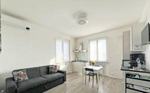 een woonkamer met een bank en een tafel bij Villa 3 in Cassano dʼAdda