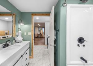 Ένα μπάνιο στο Cozy Home in Pittsfield +20 φωτογραφίες